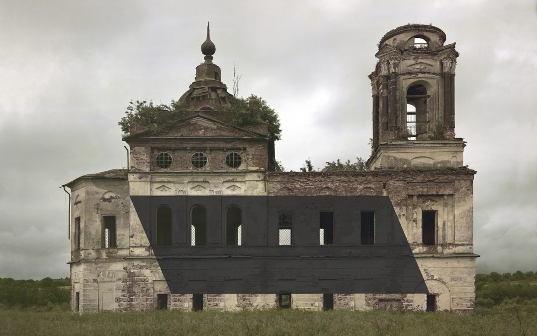 Estas intervenciones en monumentos rusos abandonados exploran los límites de la realidad y la ficción